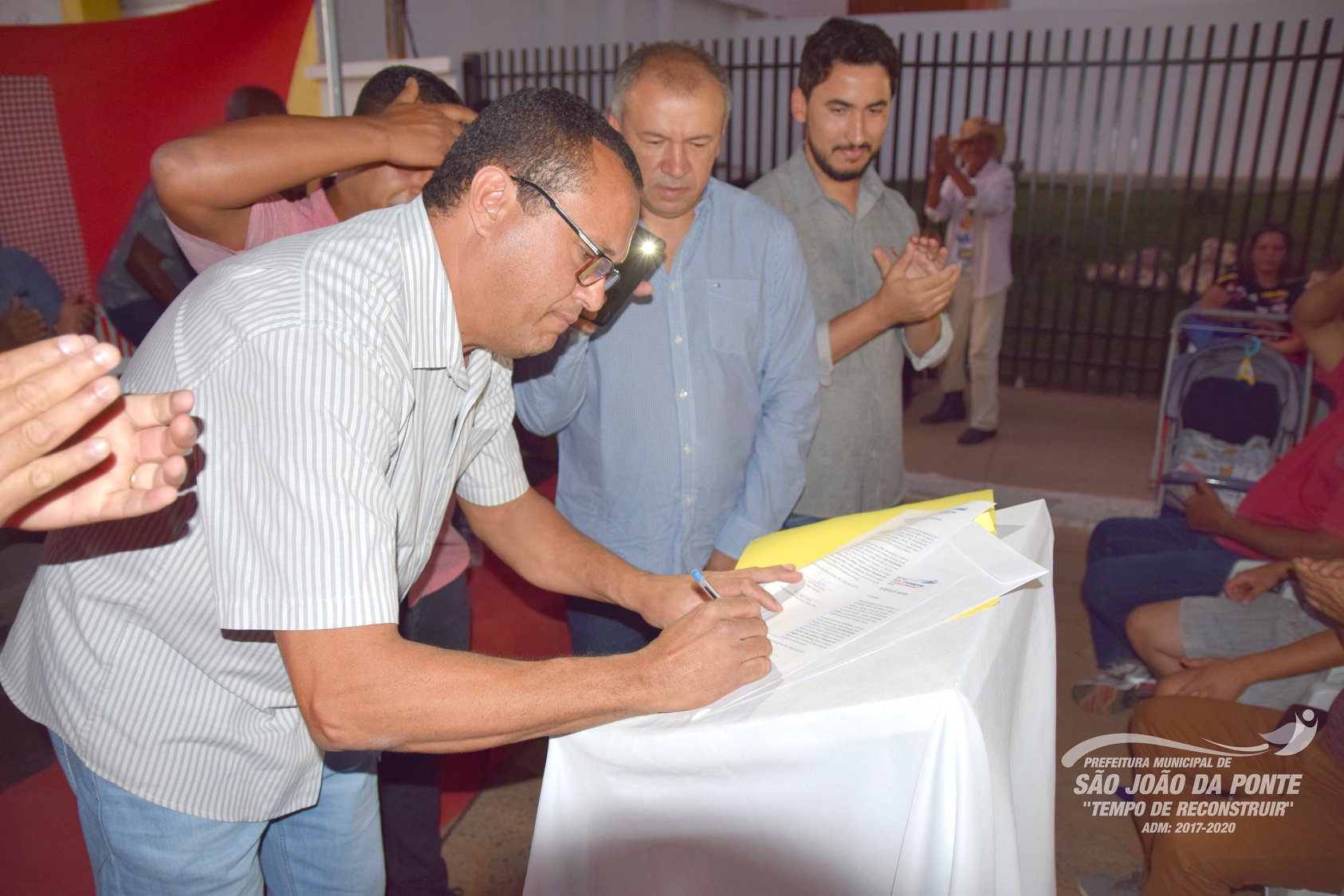 População comemora assinatura da Ordem de Serviços para início das obras do Parque Municipal “Riacho Salobro” e entrega de veículos ao Município