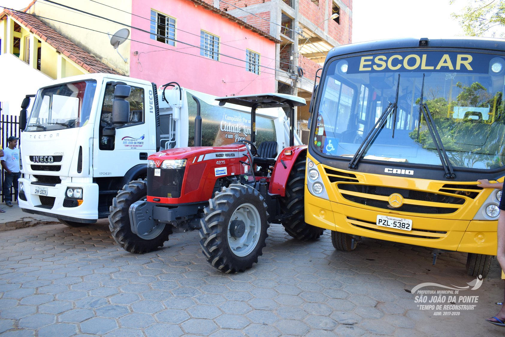 Prefeito realiza entrega oficial de Caminhão compactador de lixo, Trator e Ônibus escolar para população pontense